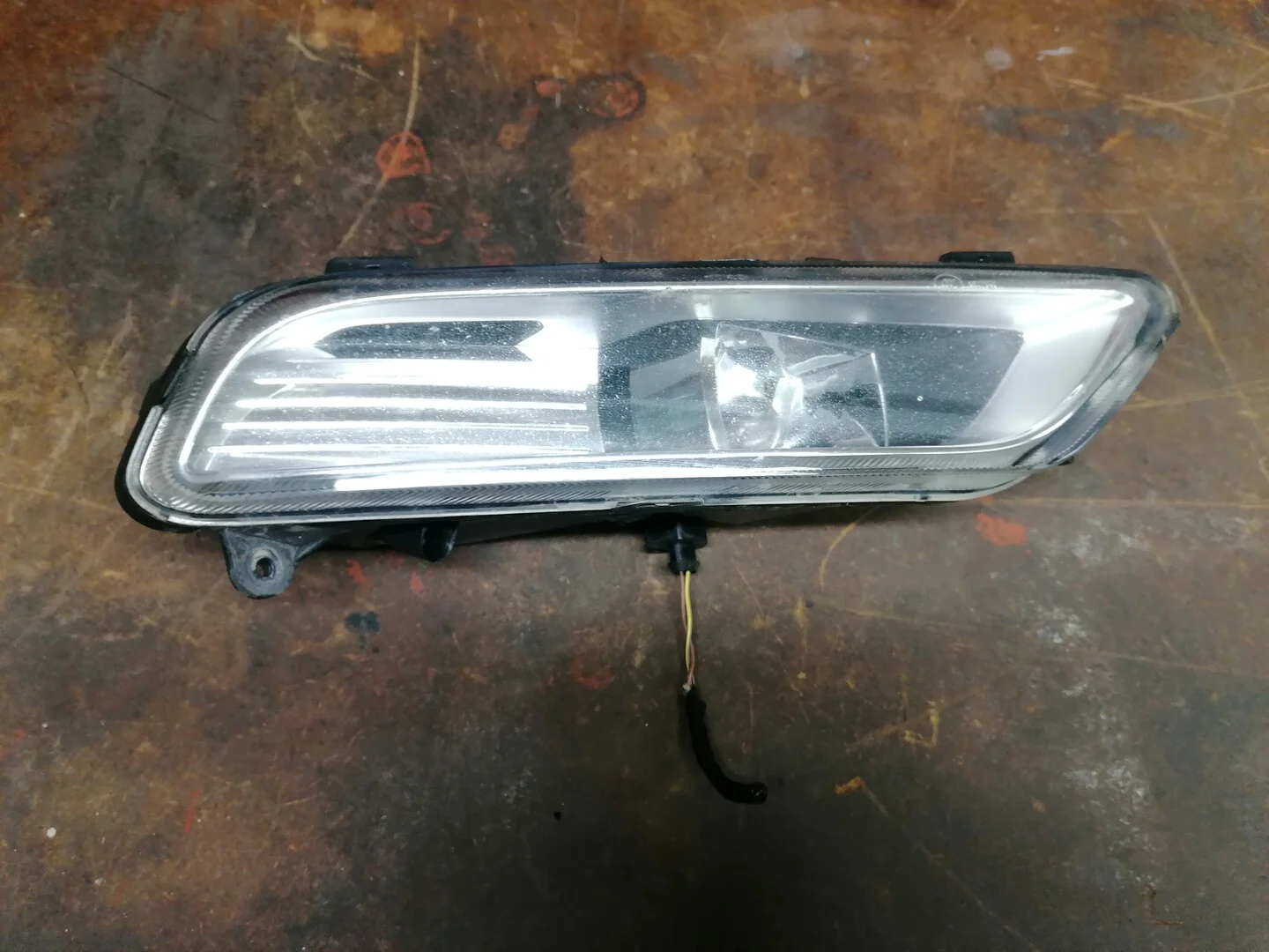 Dimljus höger VW Passat 3C