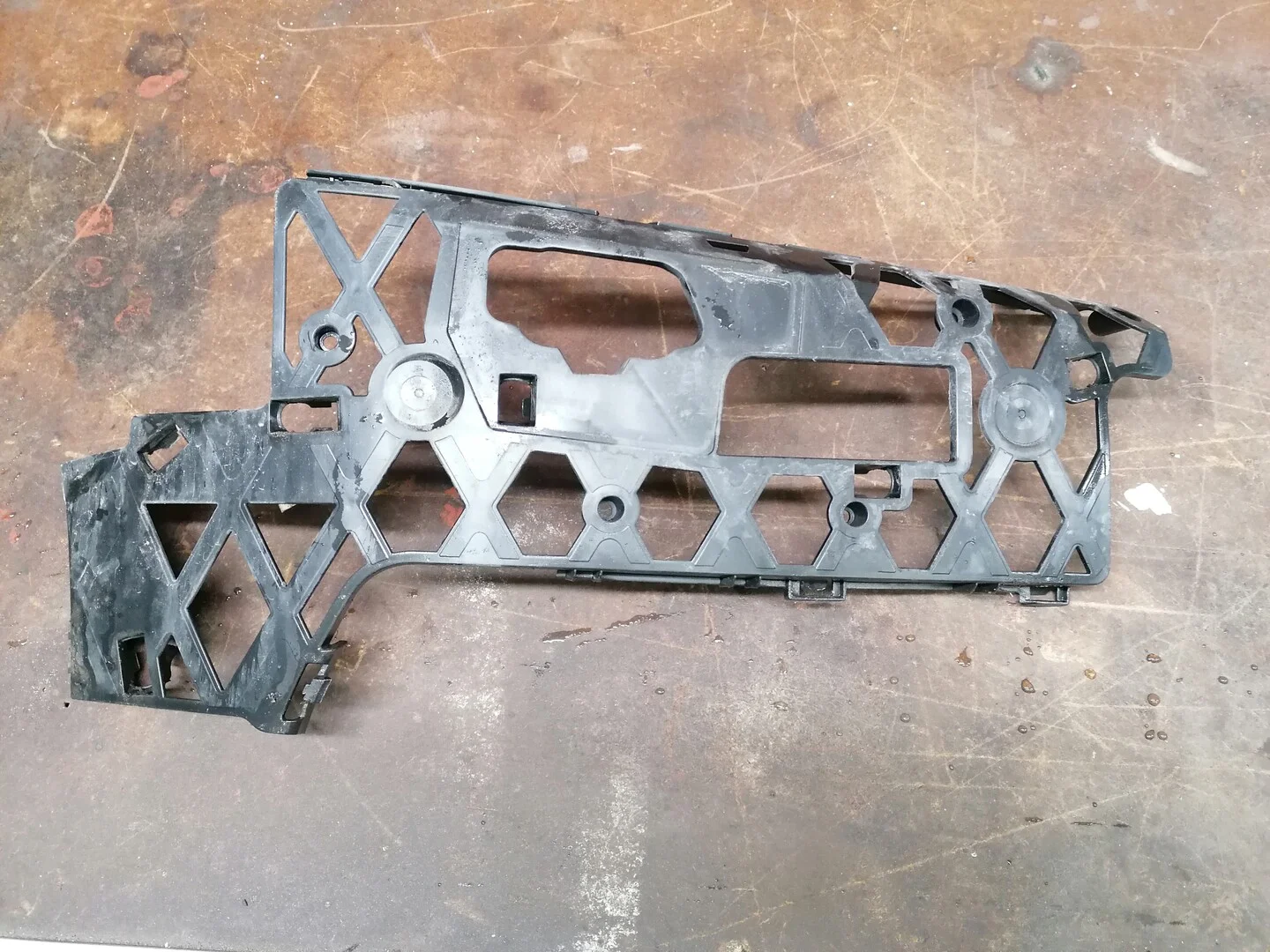 Stötfångarfäste höger fram