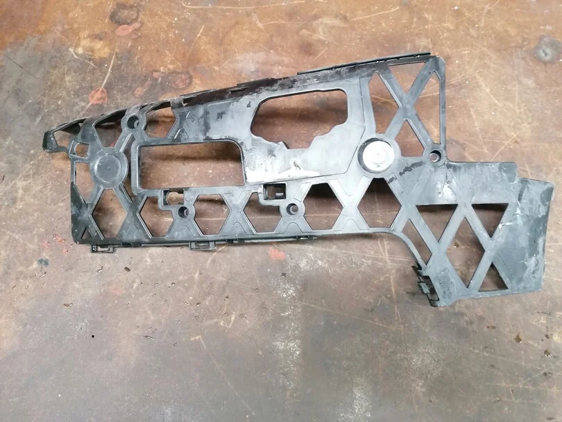 Stötfångarfäste fram vänster